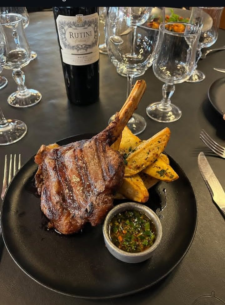 Corte con hueso a la grilla, con papas y chimichurri