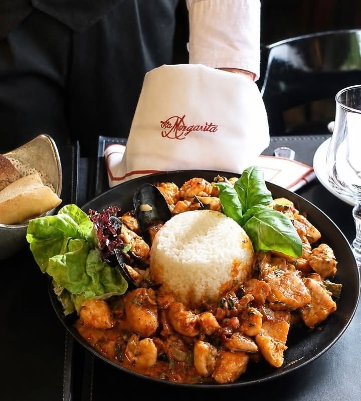 Plato con timbal de arroz y albahaca